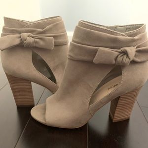 NINE WEST (Never worn) Taupe toeless booty shoes.